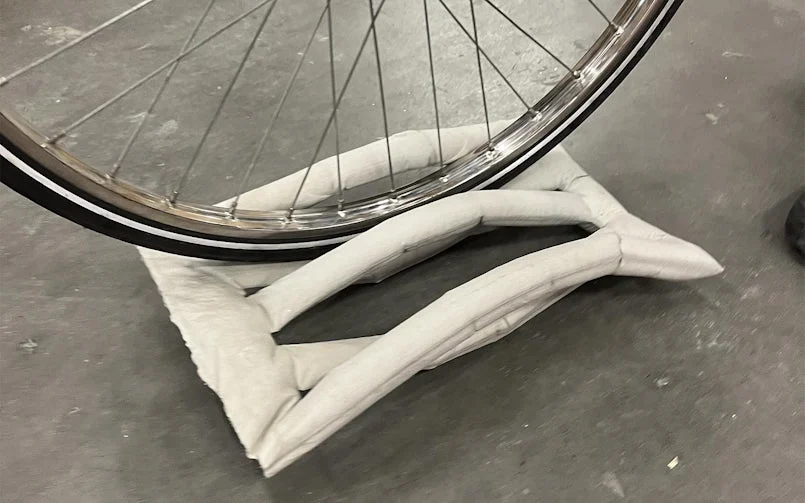 Fietsenrek gemaakt van een aantal kokers van textiel gebundeld aan twee kanten (foto: Tektoniek)