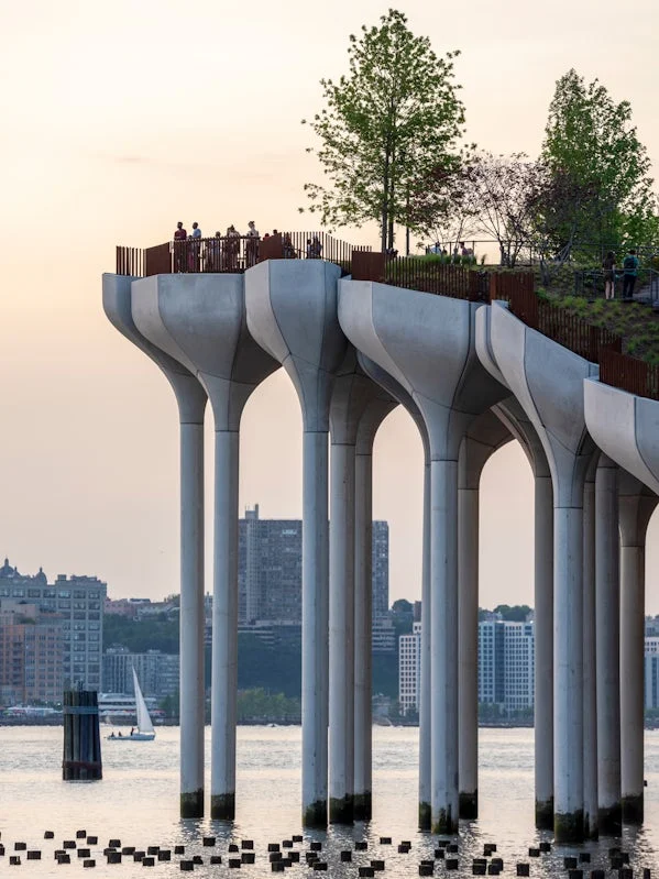 foto van het hoogste punt van little island waar bezoekers kunnen uitkijken over de hudson river
