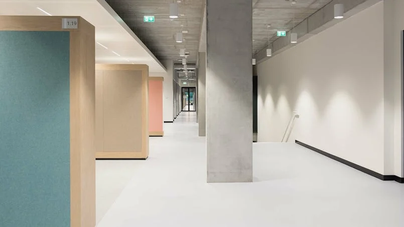 gang kantoorgebouw botlek beton en kleurvlakken