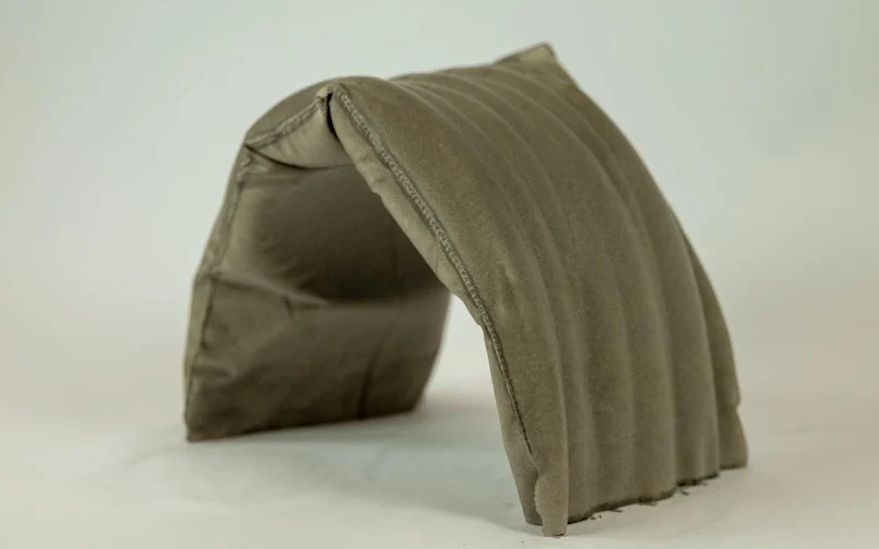 Studie van bogen van textiele mal, die omgekeerd geproduceerd wordt (foto: bureaubakker)