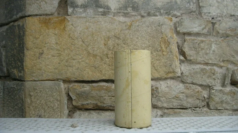 gegoten betonnen testcilinder voor materiaalonderzoek en controle op druksterkte tijdens het bouwproces