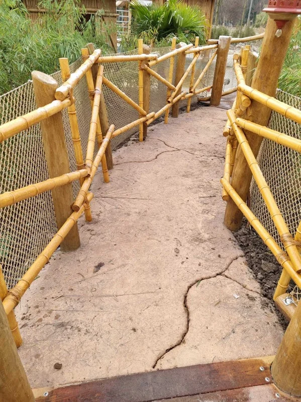 getextureerd betonpad met houten leuning efteling sindbad