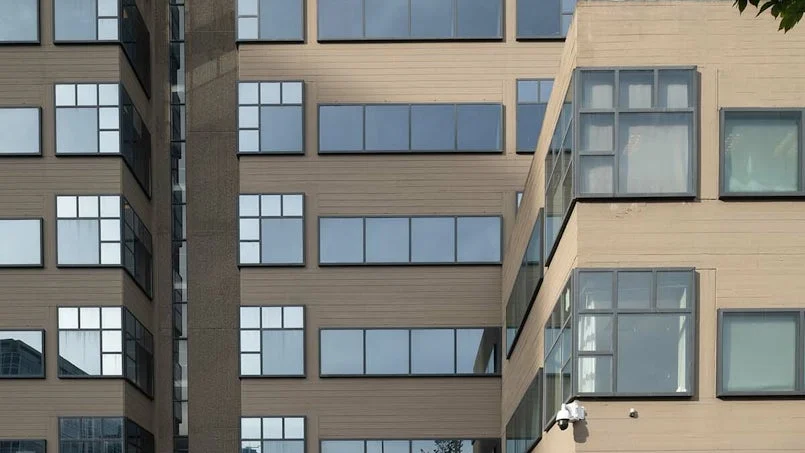 gevel kantongerecht amsterdam met beton en gevelvullingen