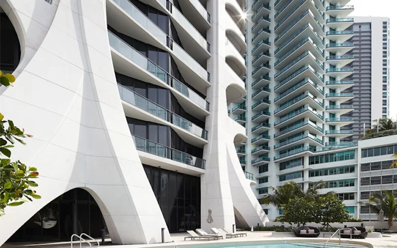 Het betonoppervlak is glad en mat afgewerkt in een witgrijze kleur, vanwege het felle zonlicht in Miami en de gewenste betonlook (foto: Hufton+Crow)