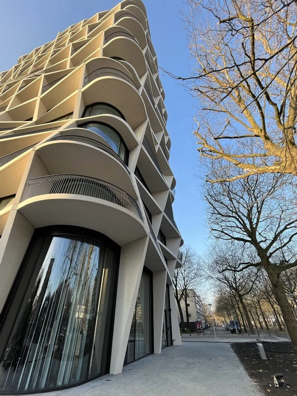 gevelbeeld q residences met golvende prefab elementen