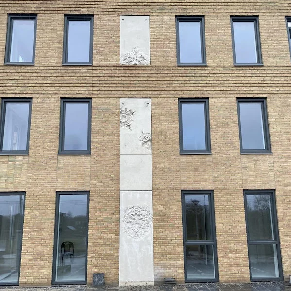 gevelbeeld siriusstraat hoorn betonornament