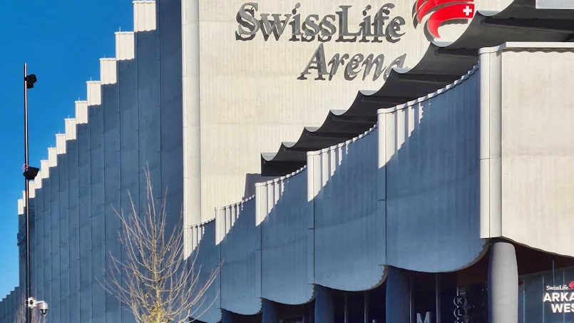 gevelbeeld swiss life arena in het werk gestort theatergordijn effect