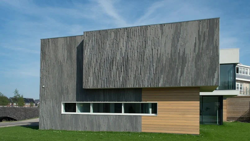 gevelcompositie met langformaat gevelstenen en houten elementen