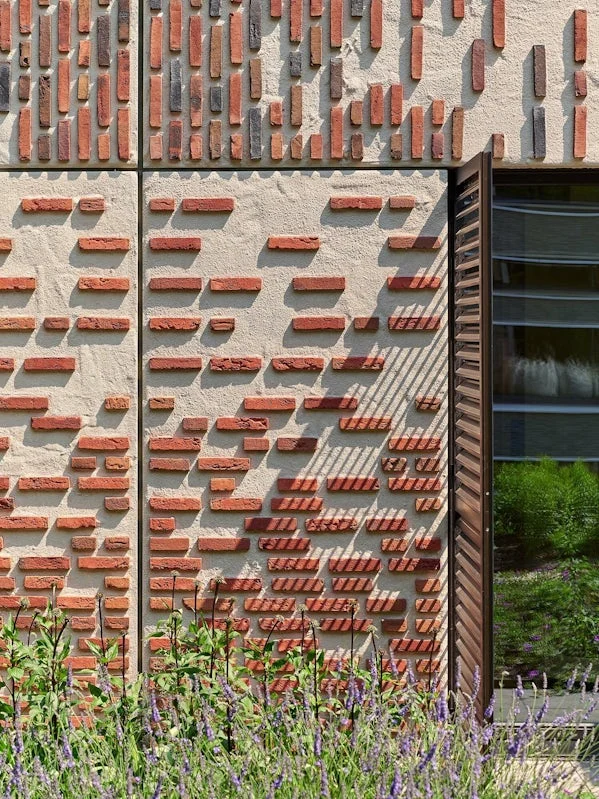 geveldetail maggies center met variatie in beton en baksteenpatroon