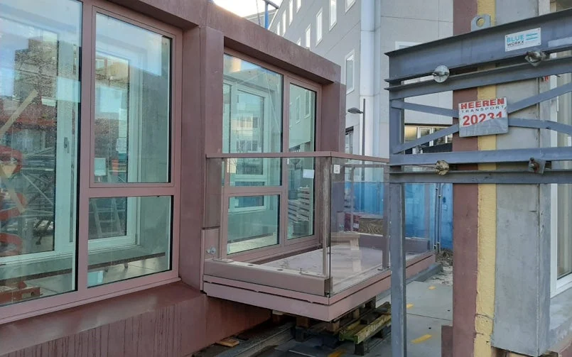 De gevelelementen in het rode beton voor Highnote worden volledig afgebouwd en in één keer aan het gebouw bevestigd (foto: Heddes Bouw)