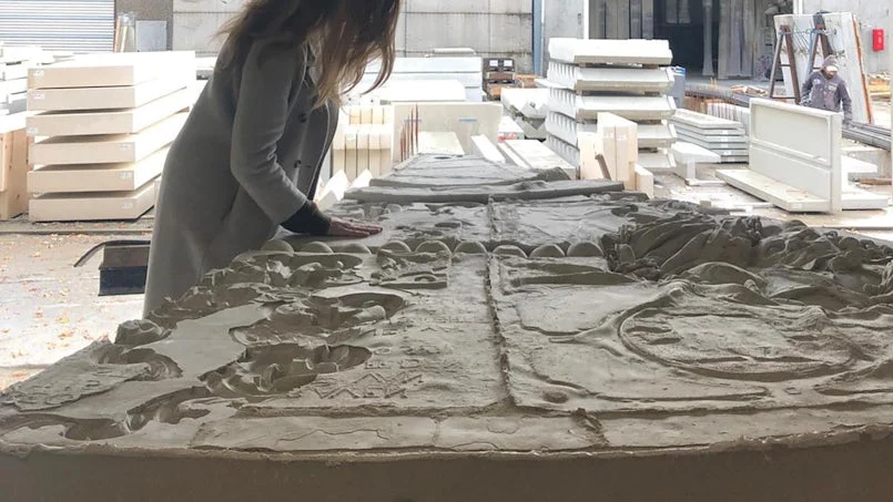 gieten van beton in de mal bij obi voor de productie van het kunstwerk ‘echo
