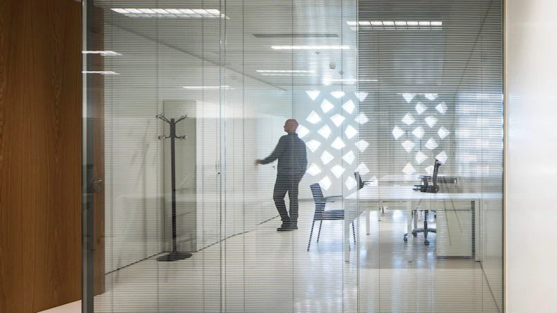 glaswand met rastermotief zorgt voor visuele filtering en geborgenheid in spreekkamers