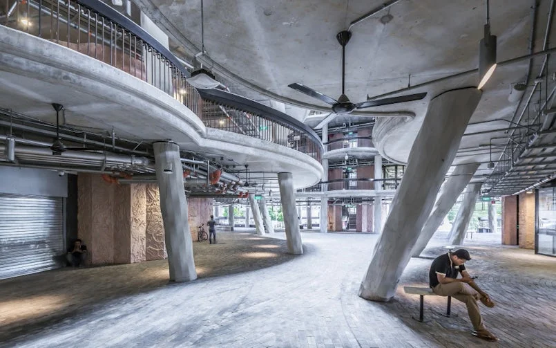 De schuine betonnen kolommen hebben een kenmerkende golftextuur die speciaal voor het project is ontwikkeld (foto: Heatherwick Studio)
