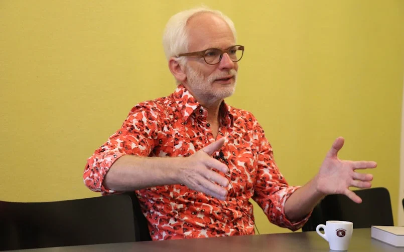 heinrich degelo tijdens interview — zwitserse architect gespecialiseerd in helder en expressief betonwerk