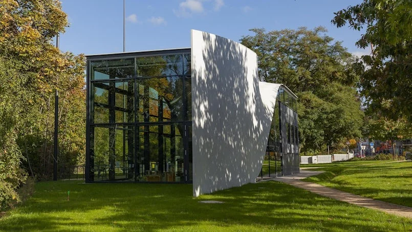 henn cube in parklandschap met slanke gevel van carbonbeton