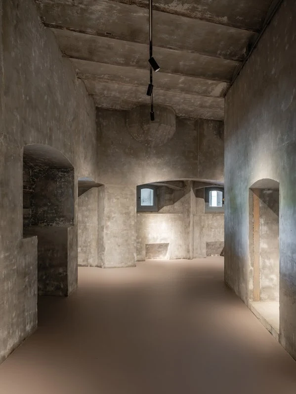 herbestemd fortinterieur – robuuste historische structuur in harmonie met eigentijdse afwerking