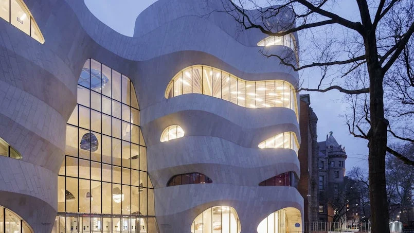 het gilder center bij schemering de zachte gevelverlichting benadrukt de sculpturale vormen