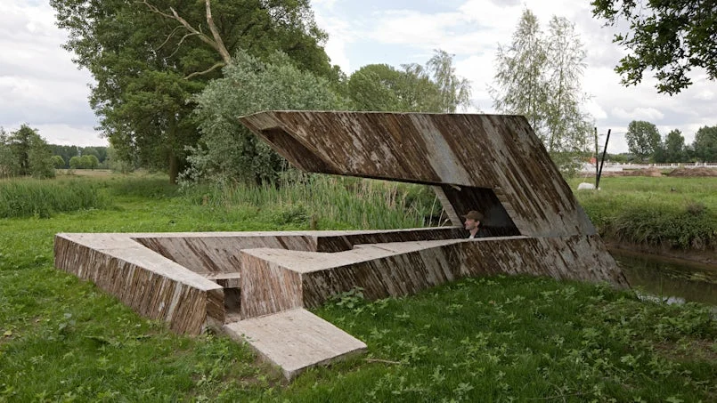 het originele torxd observatorium in open landschap met een ruwe betonnen huid gebaseerd op boomschors