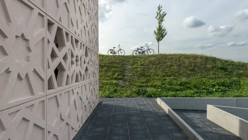 hoekaanzicht betonrelief gevel met natuur iccl
