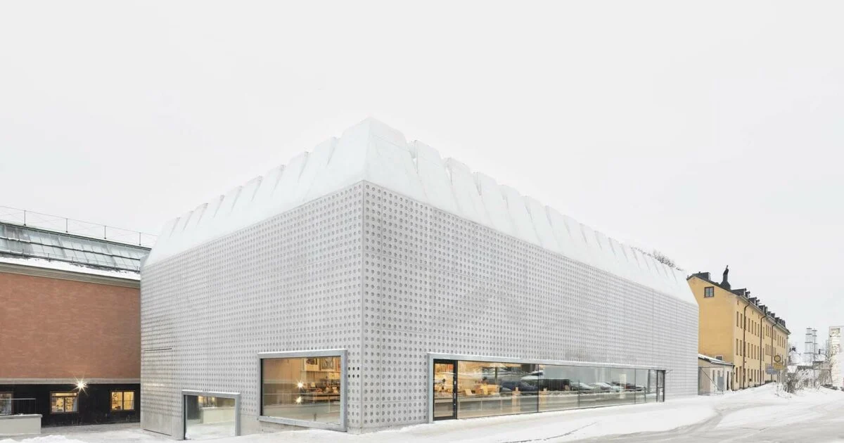 hoekaanzicht liljevalchs museumuitbreiding met witte gevelpanelen