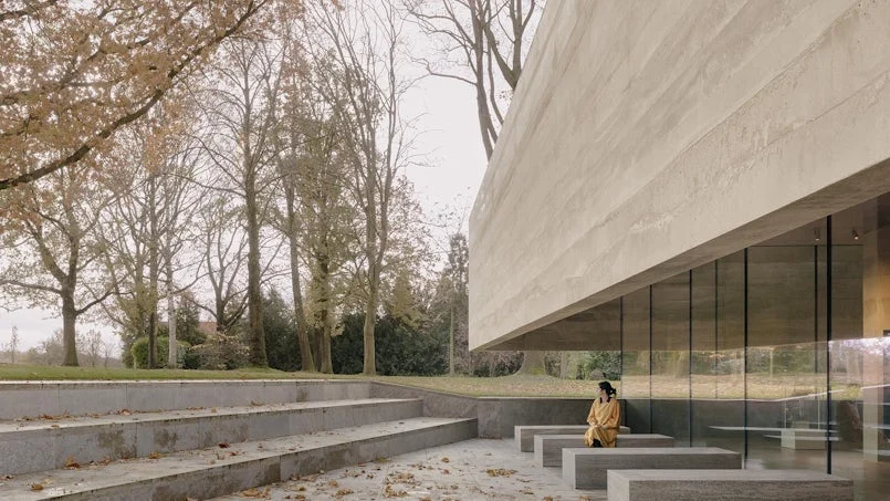 hoekaanzicht visitor center betonnen luifel en glaspui