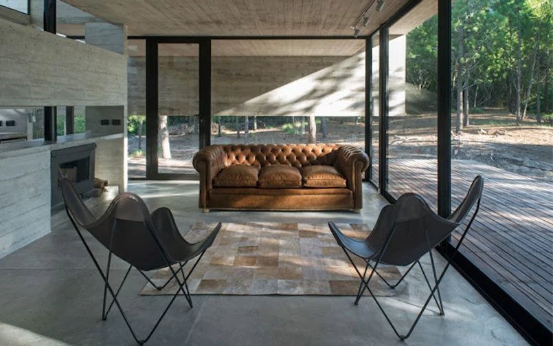 Glas en beton kaderen het uitzicht op het omringende dennenbos in. (foto: Daniela MacAdden i.o.v. Luciano Kruk architecten)