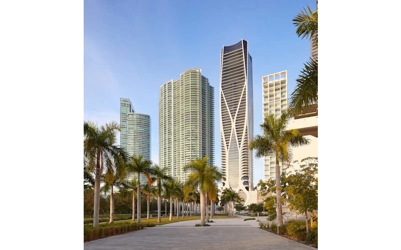 iconische wolkenkrabber in miami met vloeiende betonstructuren en een futuristische uitstraling