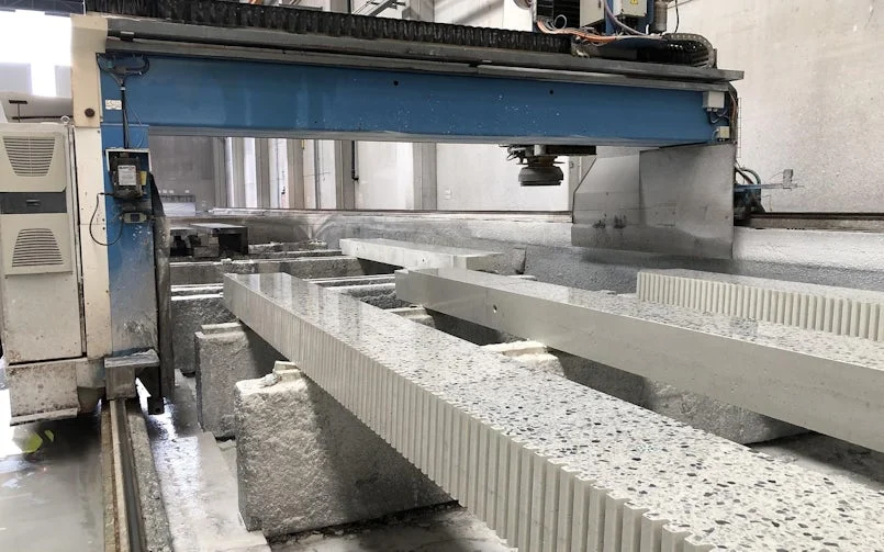 De kolommen en horizontale banden zijn gepolijst voor een terrazzo effect (de delen met cannelures zijn gezuurd en gestraald) (foto: V8 Architects)