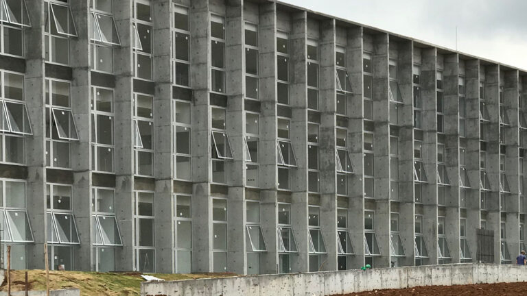 Tot slot werden de geveldelen van glas en betonsteen aan de binnenzijde tussen de betonnen lamellen geplaatst (Foto: V. Panhuysen)