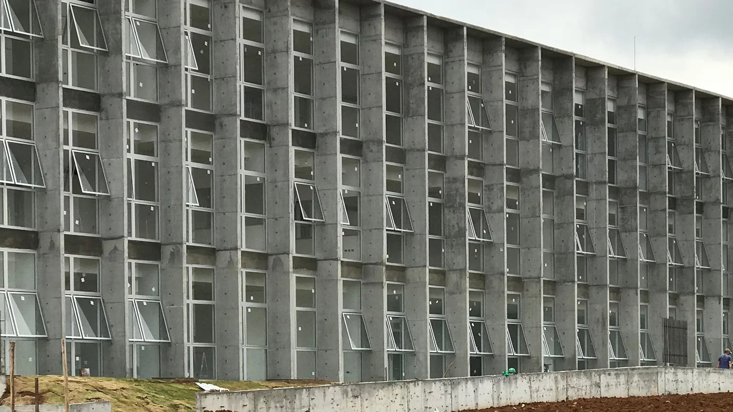 Tot slot werden de geveldelen van glas en betonsteen aan de binnenzijde tussen de betonnen lamellen geplaatst (Foto: V. Panhuysen)