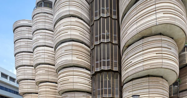 Inspiratie-projecten-architectonisch-beton-666_04_Learning-Hub_Detail-of-bronze-staircase-with-protective-rain-screen-Hufton-and-Crow_2022-06-30-092018_mryw