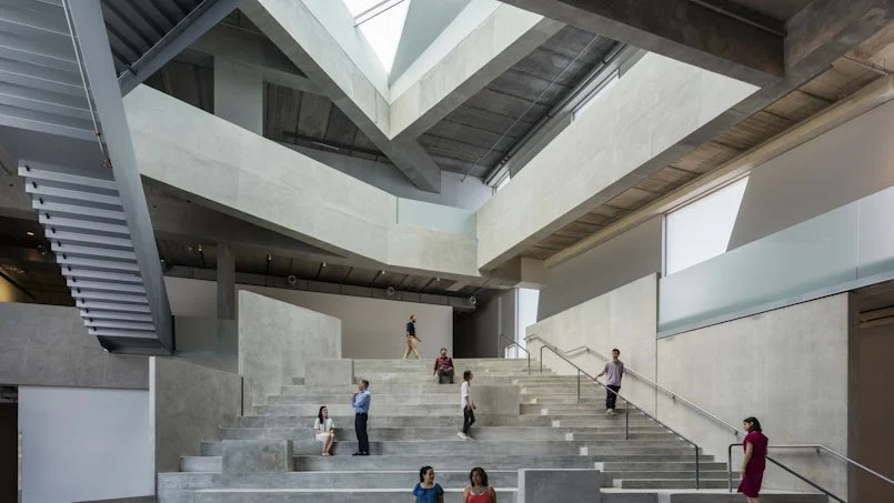 interieur atrium met betonvloeren en daglichtopeningen