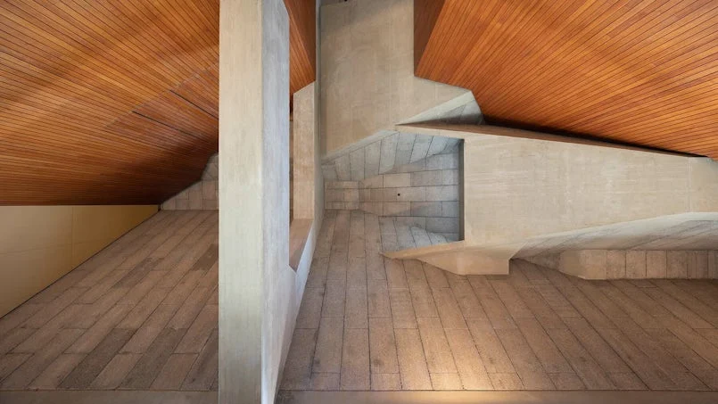 interieur aula tu delft beton en houten plafond