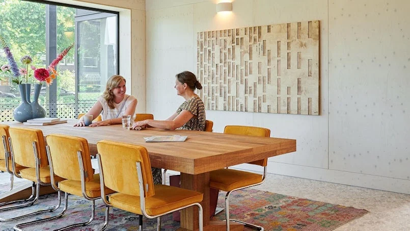 interieur maggies center met daglicht en houten meubilair