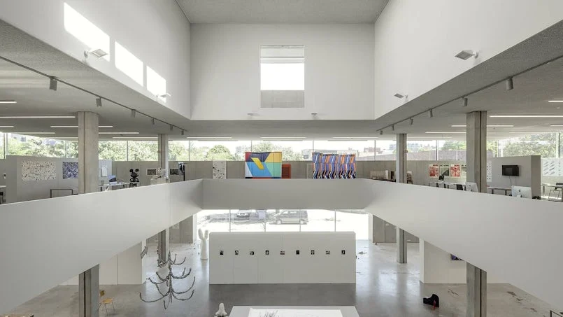 interieur met betonnen draagstructuur en open galerijen in woongebouw door kempe thill