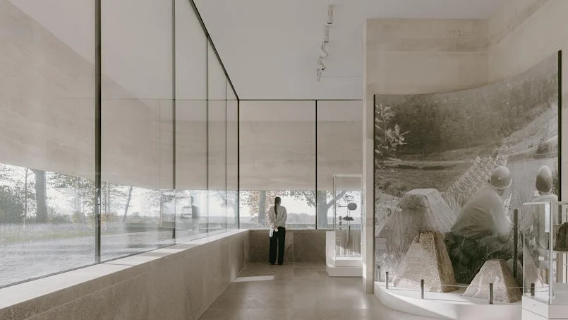 interieur met grote raampartijen en betonnen plafond visitor center