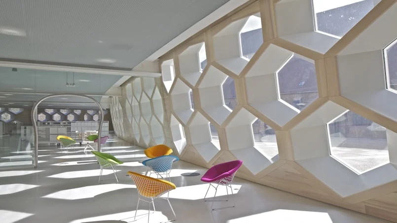 interieur met honingraat gevelstructuur die natuurlijk licht filtert en zorgt voor een speels lichtspel