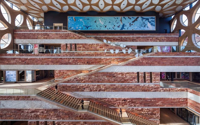 interieur naturalis met trappen en patroon van beton en natuursteen