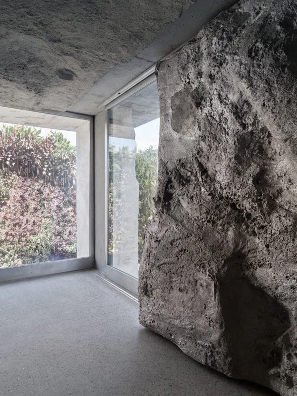 interieur ruwe betonwand en raampartij green corner
