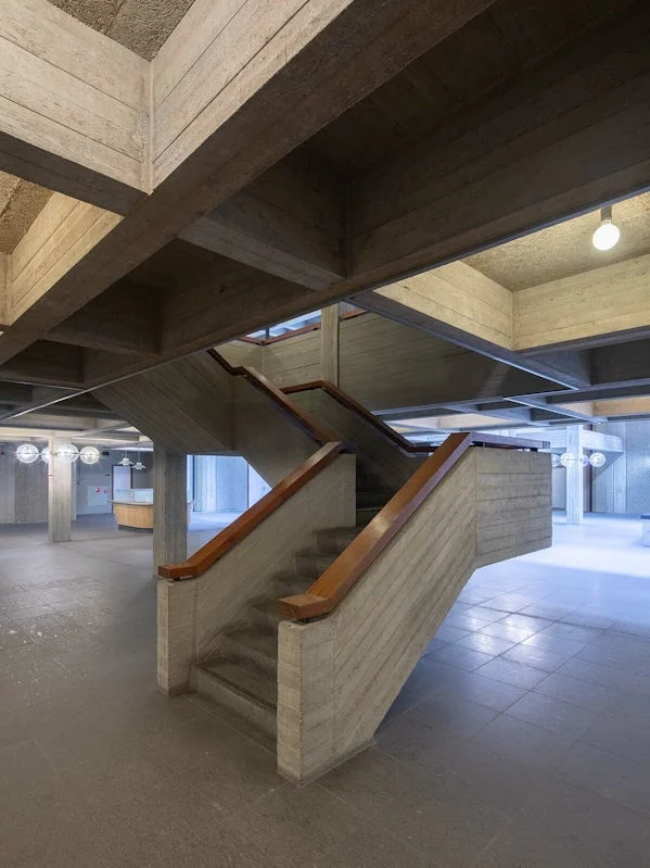 interieur trappartij kantongerecht amsterdam ruwe betonafwerking