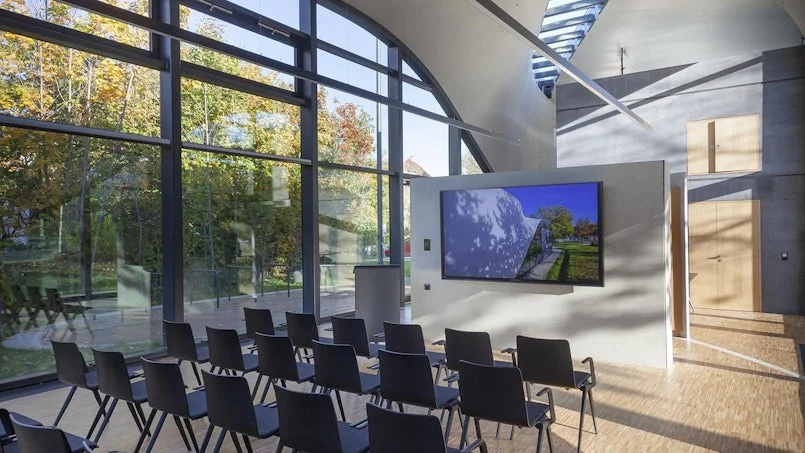 interieur van henn cube met natuurlijke lichtinval en zicht op carbonbetonconstructie