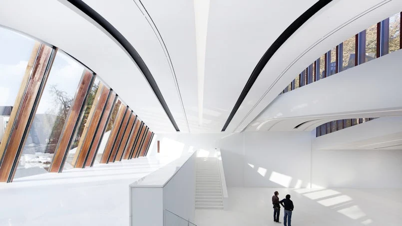 interieur zwevende trap en lichtinval drents museum