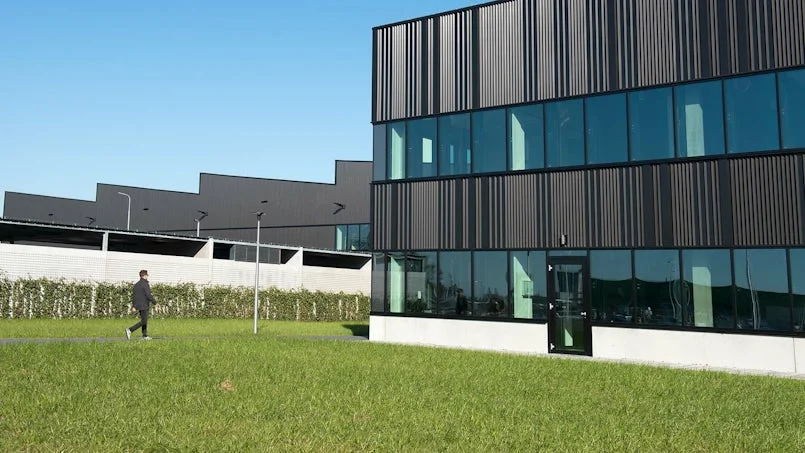 kantoorgebouw botlek gevel glas en staal