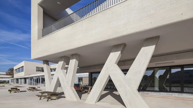 kolommen onder uitkragend volume schoolcampus peer