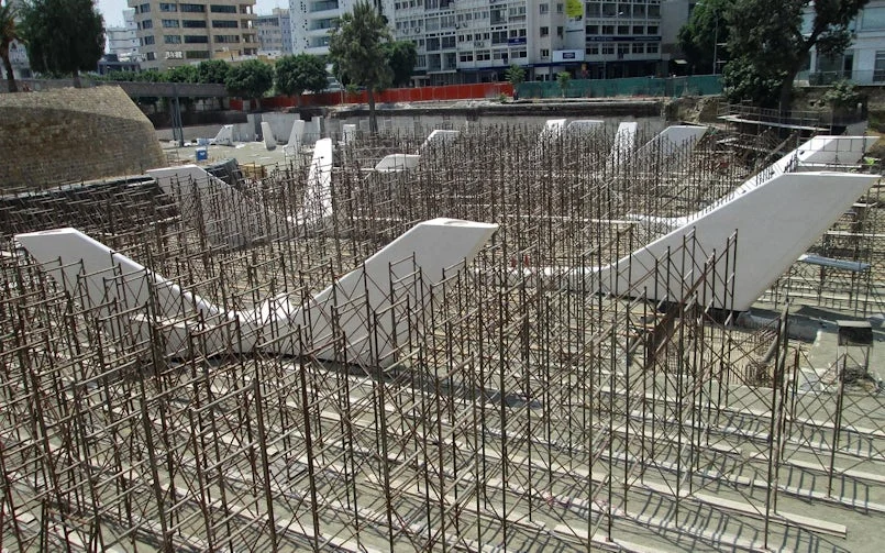 De kolommen staan in een woud aan staal ter ondersteuning van het nog te maken brugdek (foto: Pavlos Zenonos & Sons Ltd)