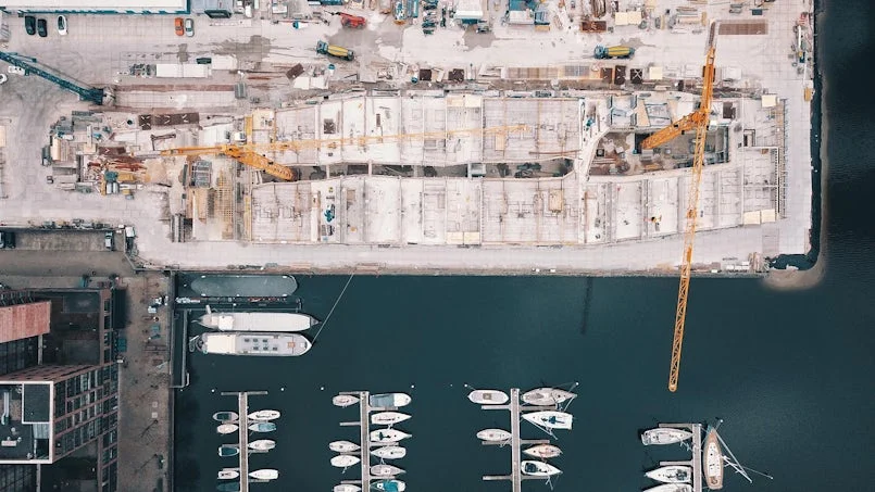luchtfoto van bouwplaats en fundering van het superduurzame jonas gebouw in amsterdam