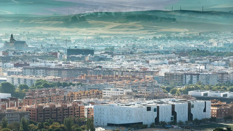 luchtfoto van cordoba met het paleis van justitie als helder herkenbaar volume in het stedelijk weefsel
