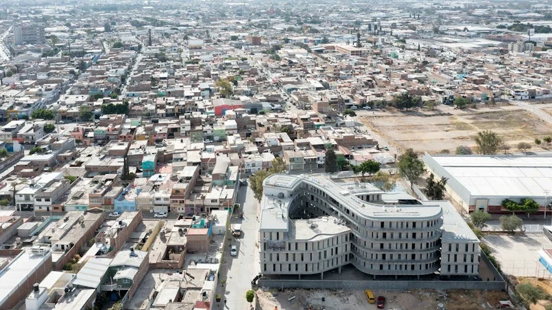luchtfoto van de wijk – het gebouw als opvallend orientatiepunt in het stedelijk raster