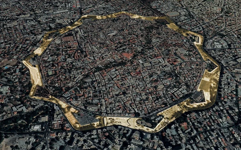 Het Eleftheria park maakt deel uit van de invulling van het historische verdedigingssysteem van de stad. Het plein en park is te zien onderin de foto.