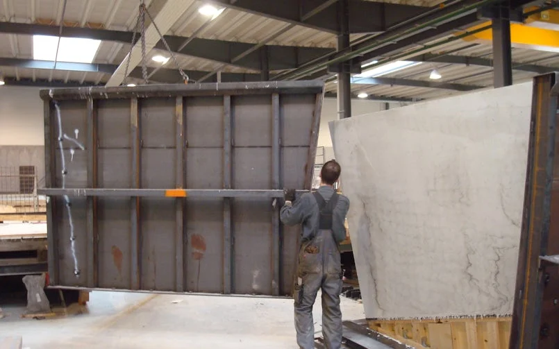 Stalen mallen worden op volgorde verwijderd met een kraan (foto: HiCon)
